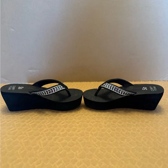 NWOT, SO Black Platform Flip Flops with Rhinestone-Strap Accent size 7-8 - Picture 4 of 7
